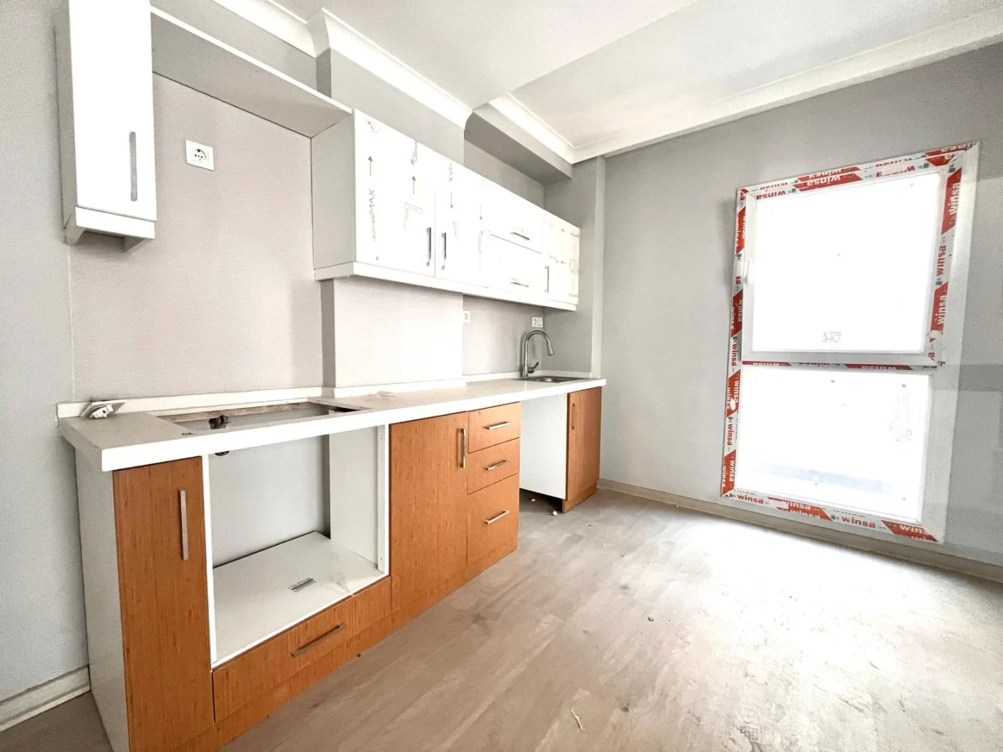 **YÜKSELDEN KADIKÖYDE YÜZME HAVUZLU SİTE İÇİNDE GENİŞ 1+1 DAİRE*