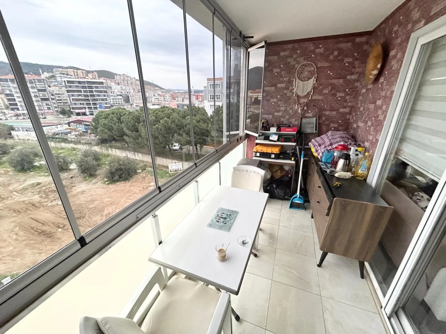 YETKİSİ YÜKSELDEN MERKEZİ KONUMDA CAM BALKONLU DOĞALGAZLI 3+1 SATILIK DAİRE