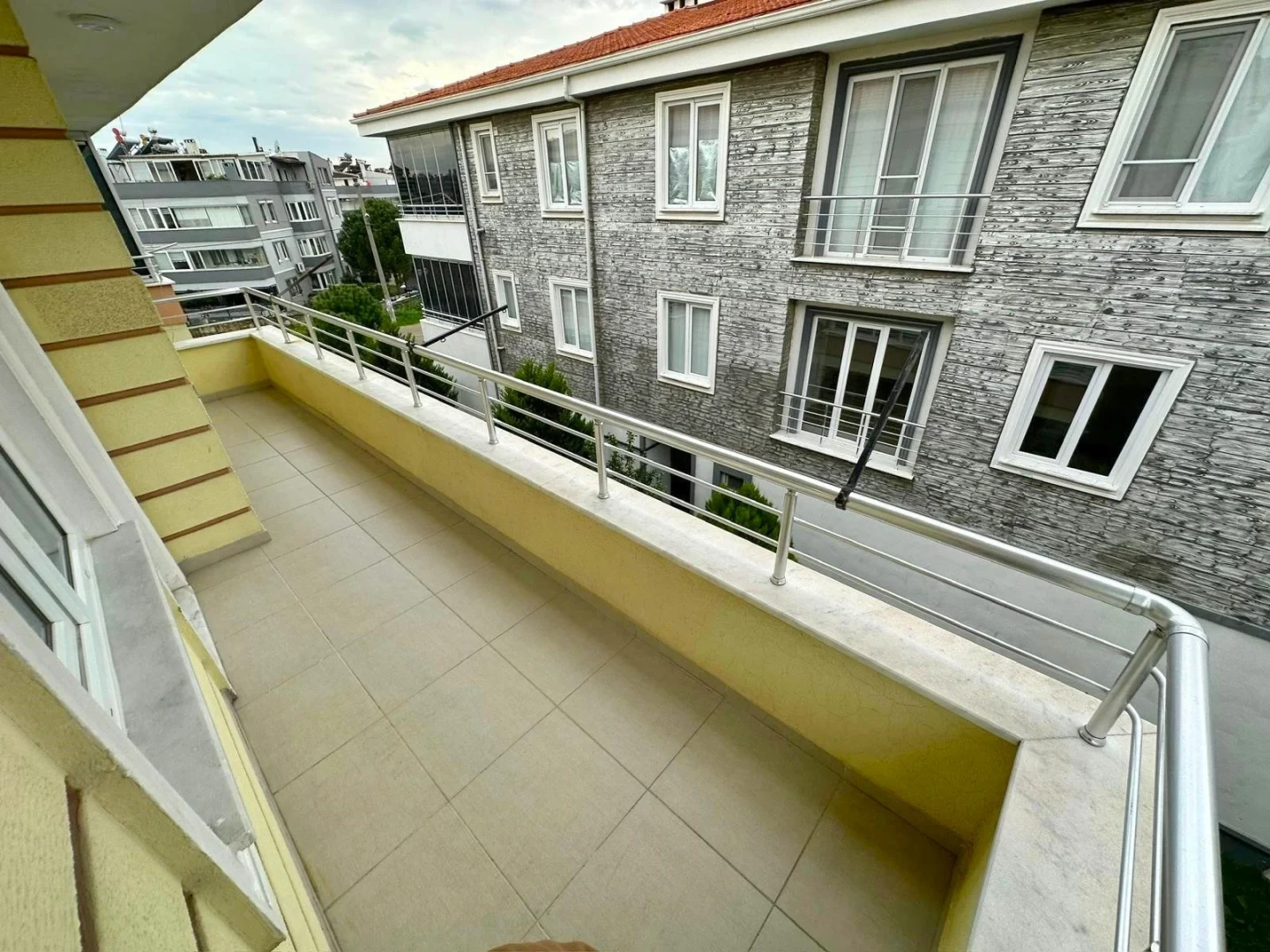 YÜKSEL'DEN AKÇAY'DA DOĞALGAZLI AYRI MUTFAKLI ÖNCEPHE 3+1 DAİRE
