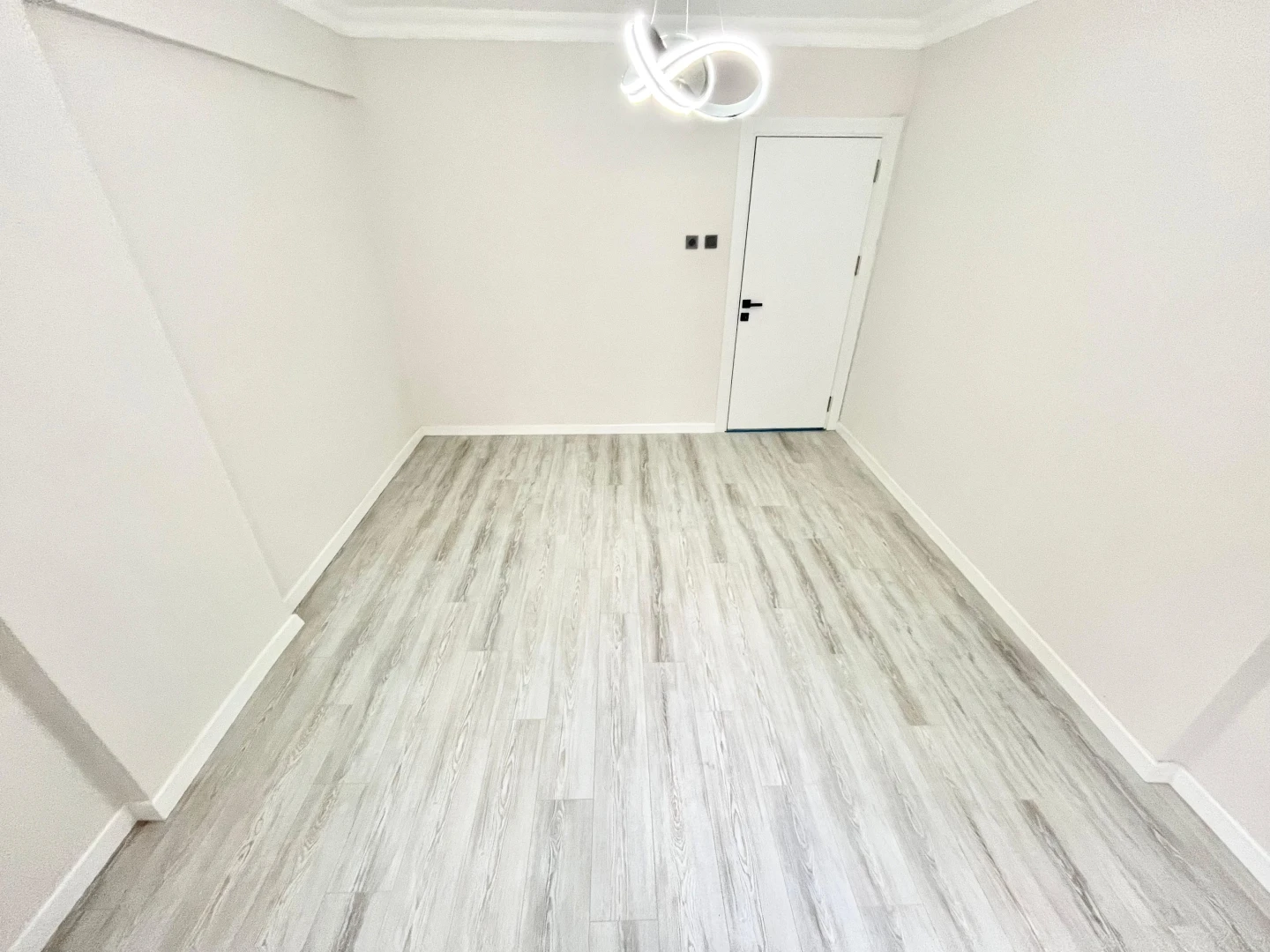 YÜKSELDEN AKÇAY MERKEZDE AYRI MUTFAK ŞIK TASARIM FIRSAT 2+1DAİRE