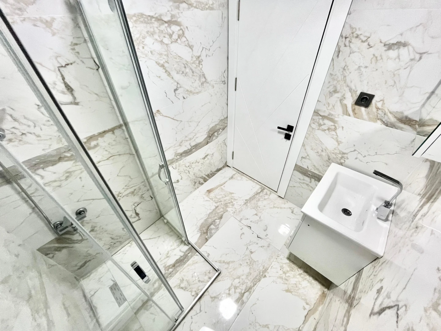 YÜKSELDEN AKÇAY MERKEZDE AYRI MUTFAK ŞIK TASARIM FIRSAT 2+1DAİRE