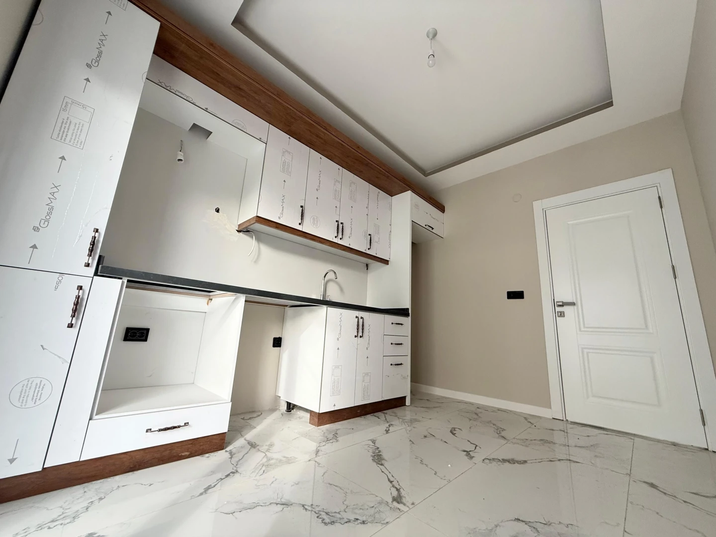 彡YÜKSEL'DEN EDREMİT'TE K.OTOPARK D.GAZLI PANJURLU SIFIR 3+1彡