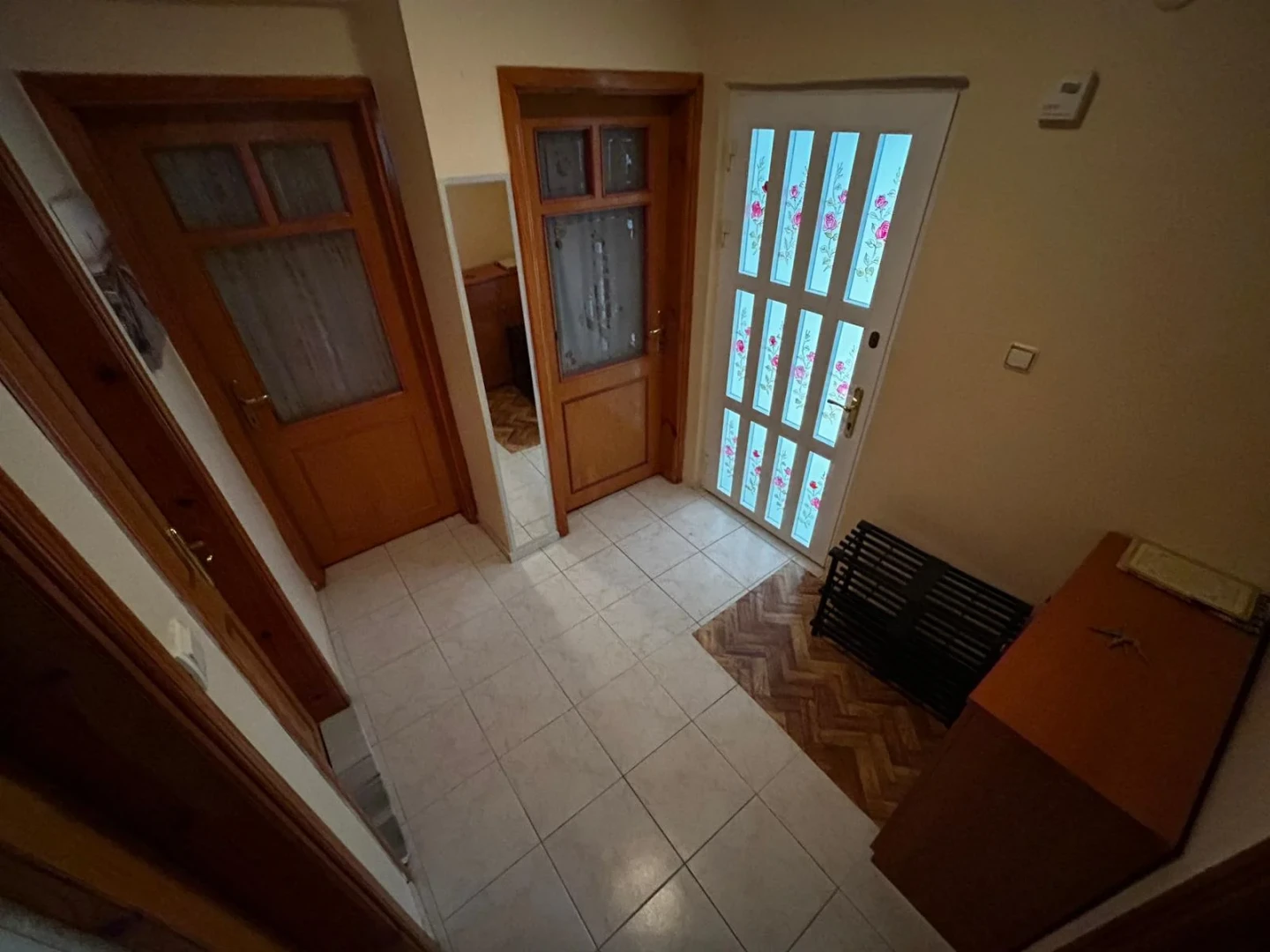 YÜKSELDEN ALTINOLUK MERKEZDE ÖNCEPHE ARAKAT AYRI MUTFAK 2+1DAİRE