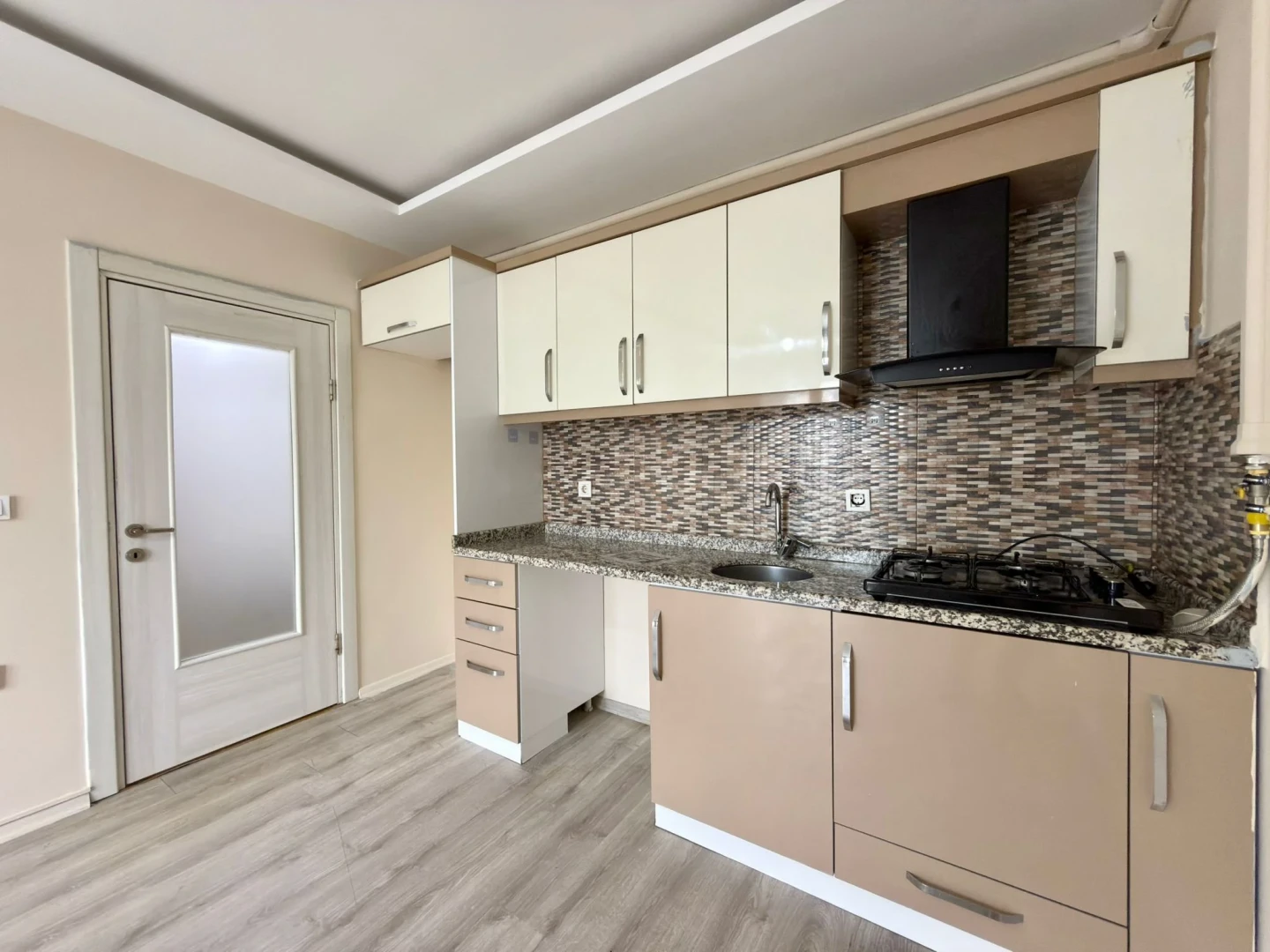 YÜKSELDEN ALTINKUMDA ÖN CEPHE DOĞALGAZLI SATILIK 1+1 FERAH DAİRE