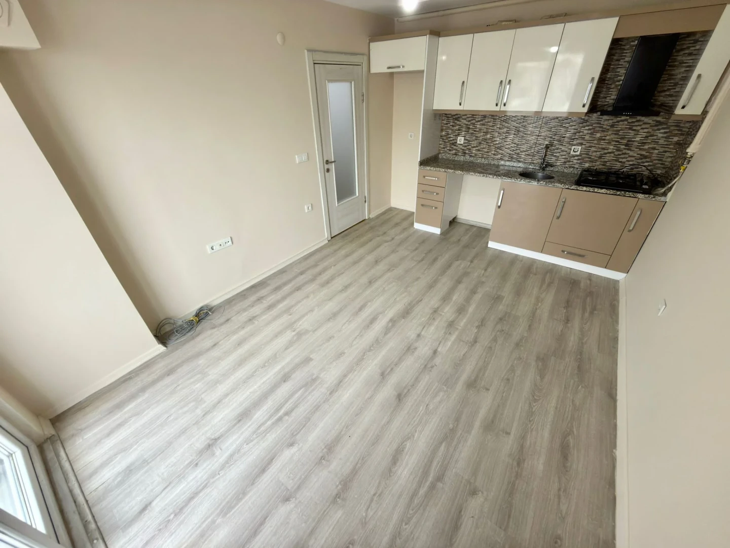 YÜKSELDEN ALTINKUMDA ÖN CEPHE DOĞALGAZLI SATILIK 1+1 FERAH DAİRE