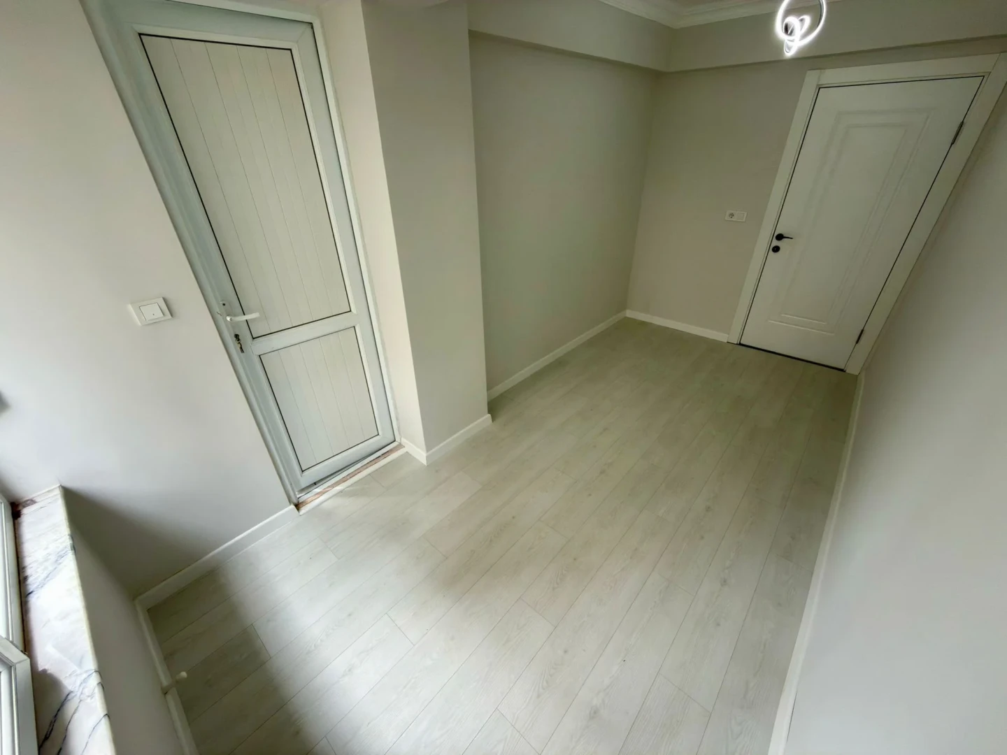 YÜKSELDEN ALTINKUM MERKEZDE LÜKS TASARIM SATILIK 2+1 GENİŞ DAİRE