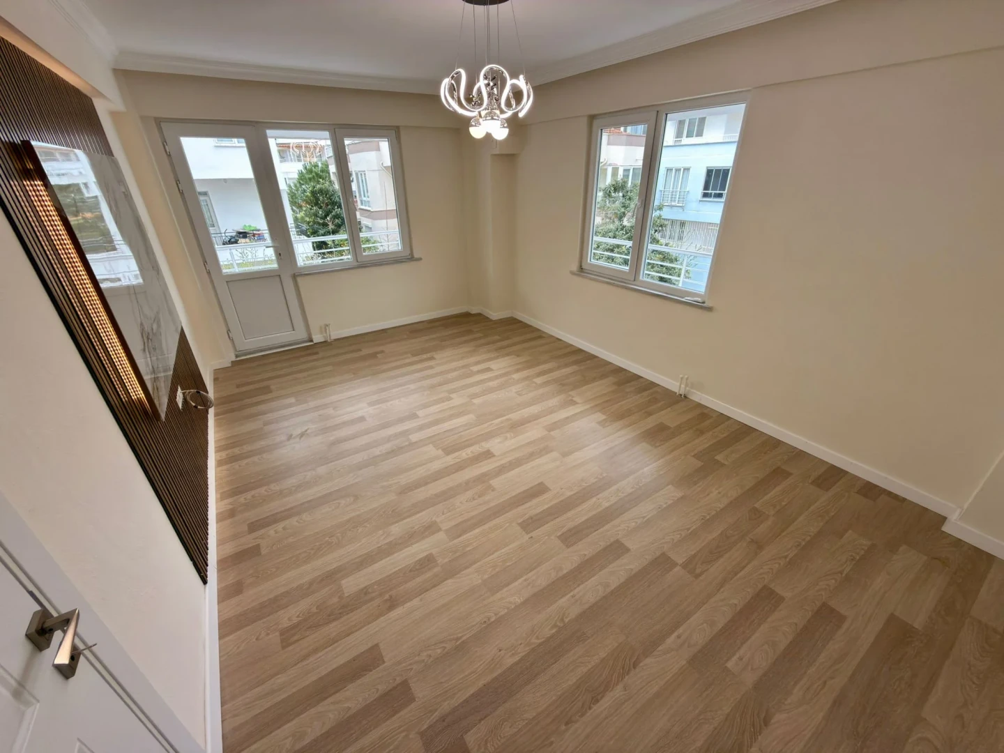 YÜKSELDEN AKÇAY MERKEZDE SATILIK ARAKAT LÜKS TASARIM 2+1 DAİRE
