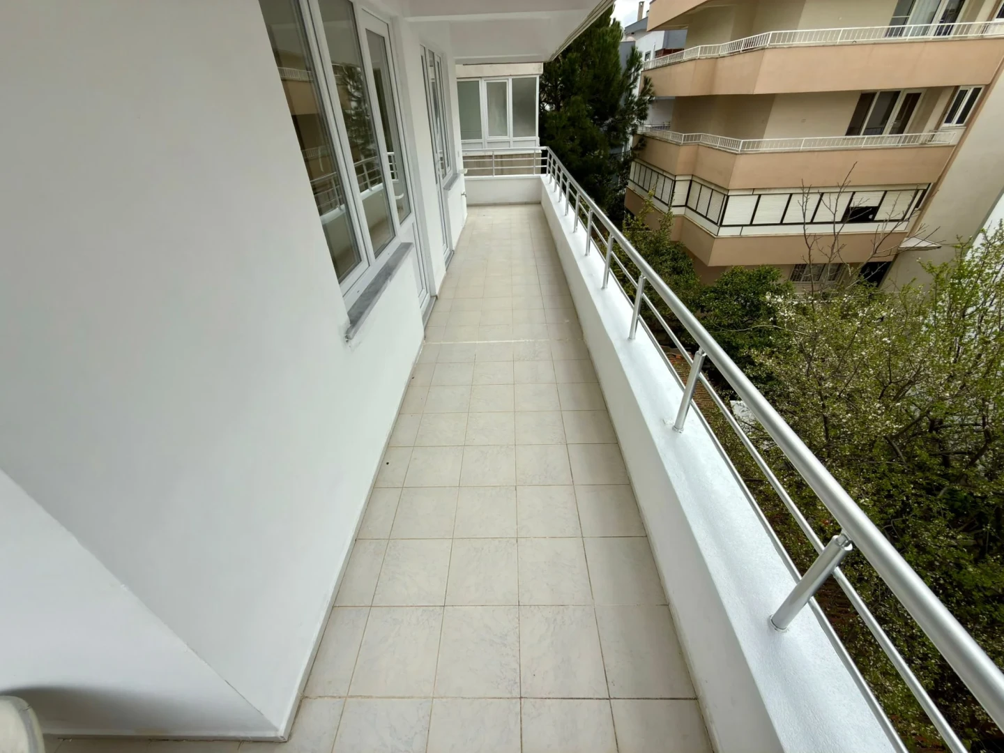 YÜKSELDEN AKÇAY MERKEZDE SATILIK ARAKAT LÜKS TASARIM 2+1 DAİRE