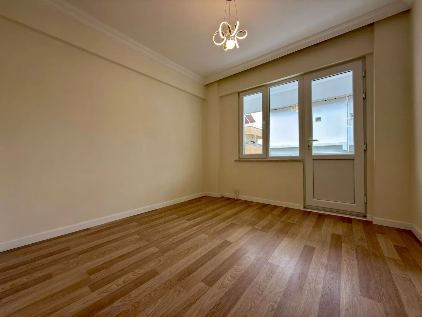 YÜKSELDEN AKÇAY MERKEZDE SATILIK ARAKAT LÜKS TASARIM 2+1 DAİRE