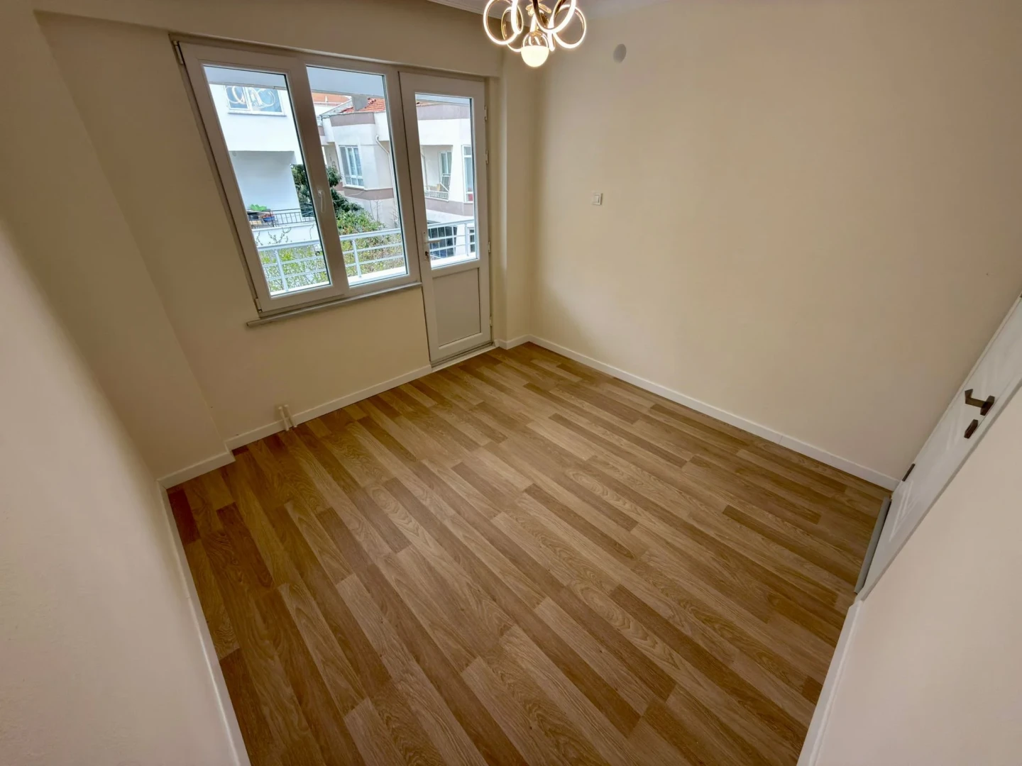 YÜKSELDEN AKÇAY MERKEZDE SATILIK ARAKAT LÜKS TASARIM 2+1 DAİRE