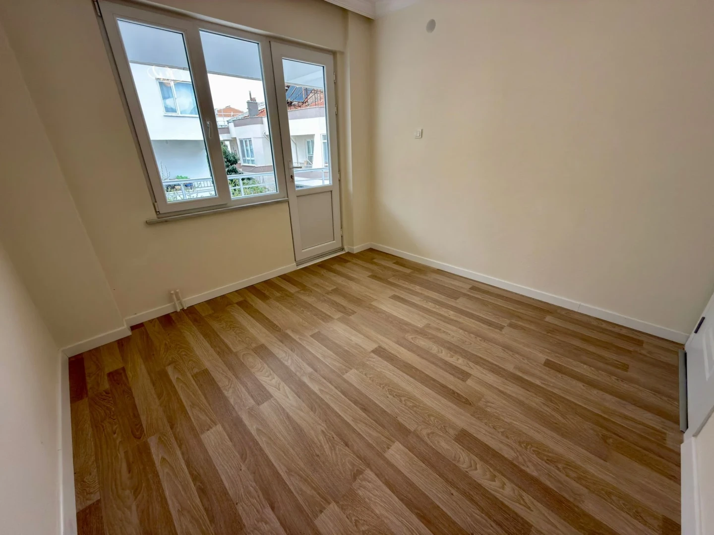YÜKSELDEN AKÇAY MERKEZDE SATILIK ARAKAT LÜKS TASARIM 2+1 DAİRE