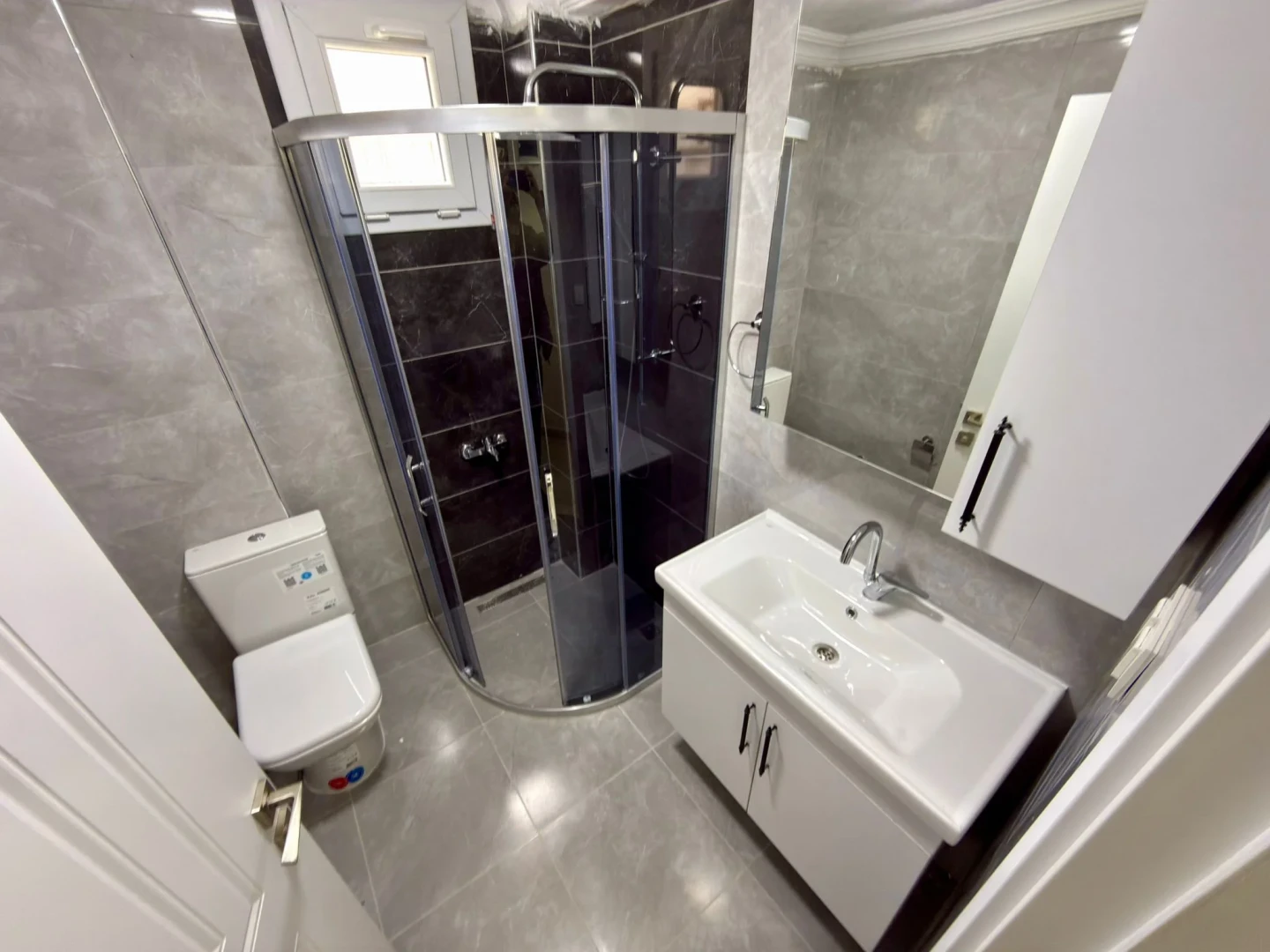 YÜKSELDEN AKÇAY MERKEZDE SATILIK ARAKAT LÜKS TASARIM 2+1 DAİRE