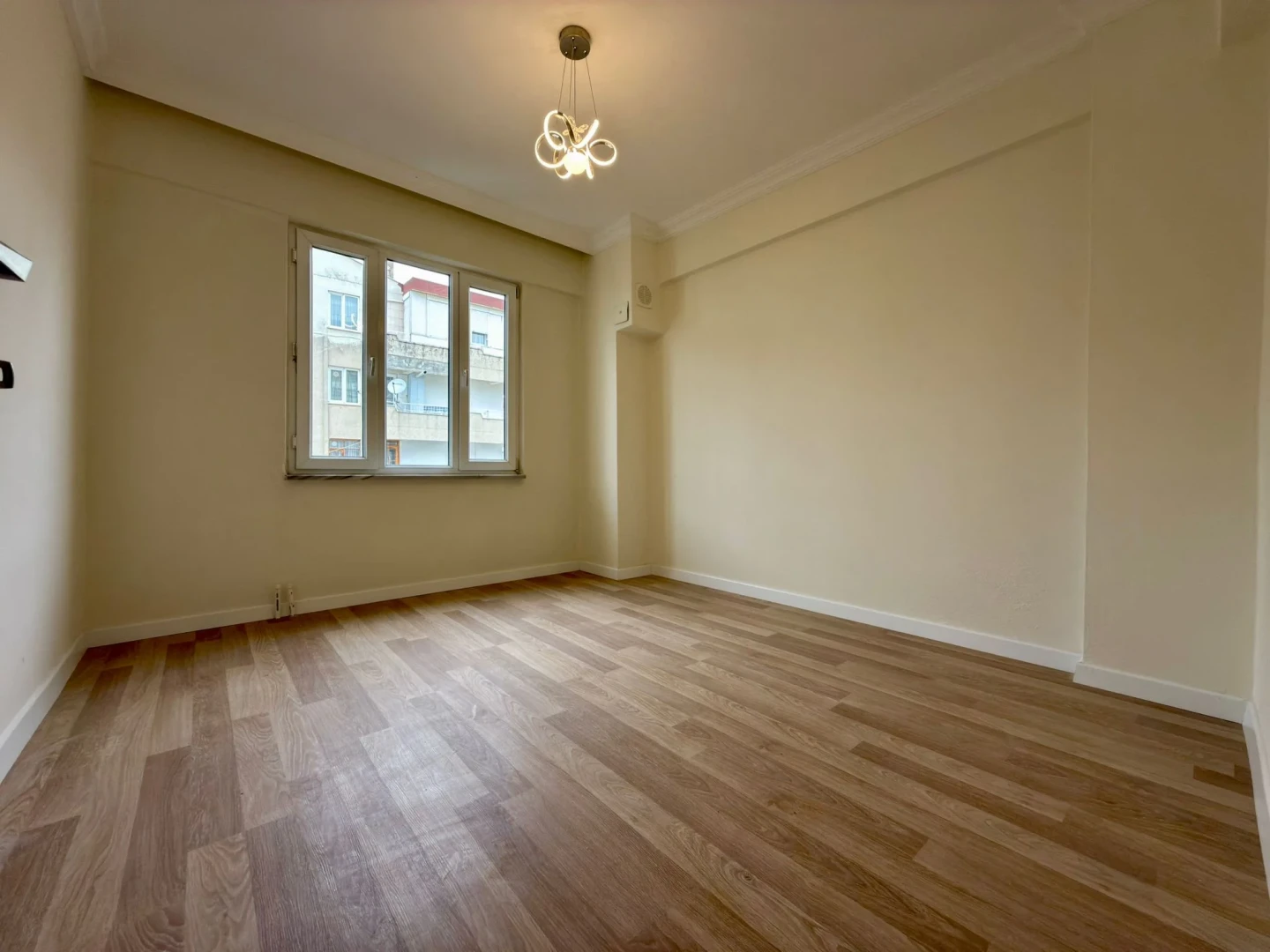 YÜKSELDEN AKÇAY MERKEZDE SATILIK ARAKAT LÜKS TASARIM 2+1 DAİRE