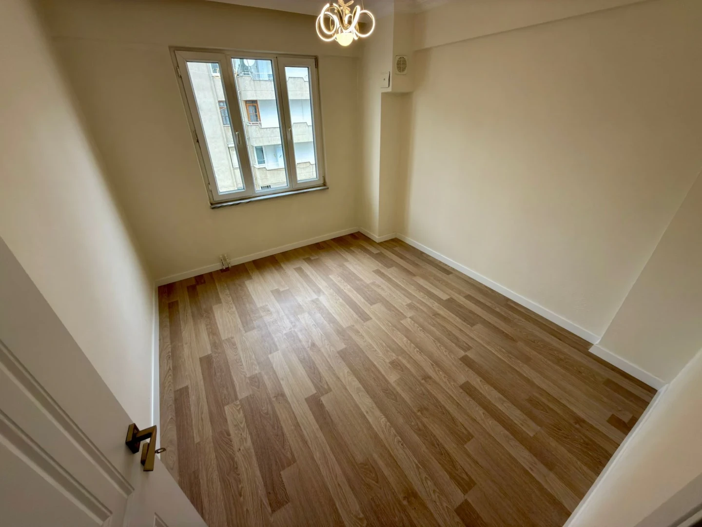 YÜKSELDEN AKÇAY MERKEZDE SATILIK ARAKAT LÜKS TASARIM 2+1 DAİRE