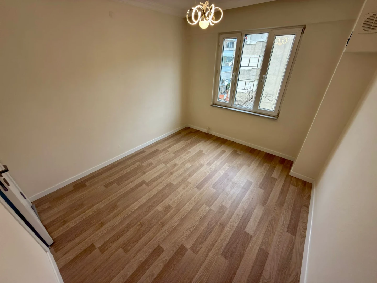 YÜKSELDEN AKÇAY MERKEZDE SATILIK ARAKAT LÜKS TASARIM 2+1 DAİRE