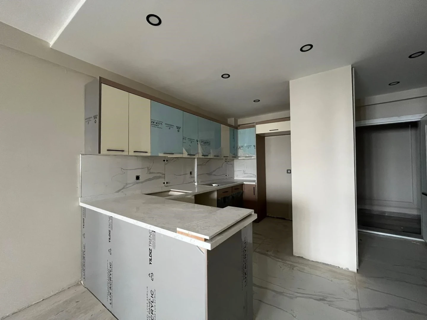 YÜKSELDEN ALTINKUMDA YENİ SIFIR BİNADA YERDEN ISITMALI 1+1DAİRE