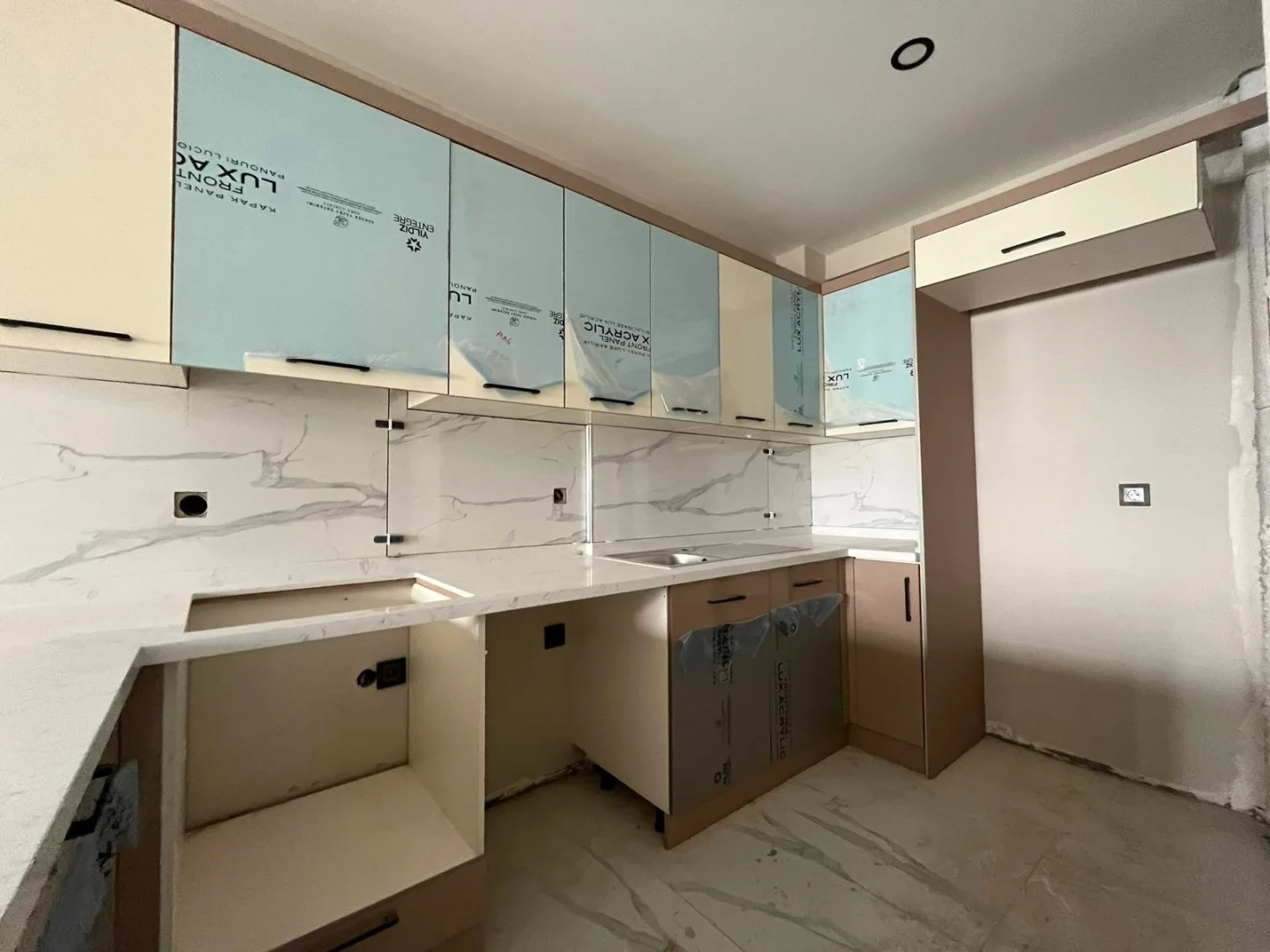 YÜKSELDEN ALTINKUMDA YENİ SIFIR BİNADA YERDEN ISITMALI 1+1DAİRE