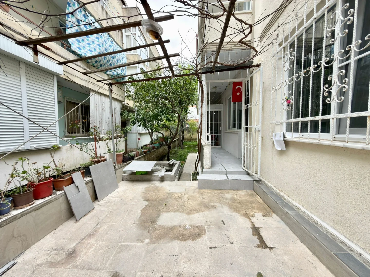 YÜKSELDEN ALTINKUMDA DENİZE 200M BAHÇELİ 2+1 AYRI MUTFAK DAİRE