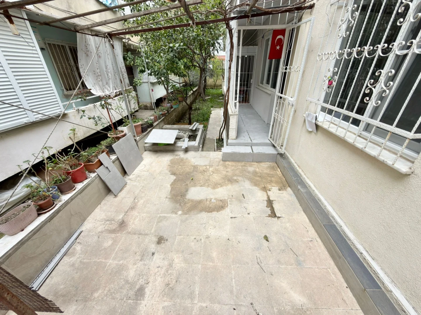 YÜKSELDEN ALTINKUMDA DENİZE 200M BAHÇELİ 2+1 AYRI MUTFAK DAİRE