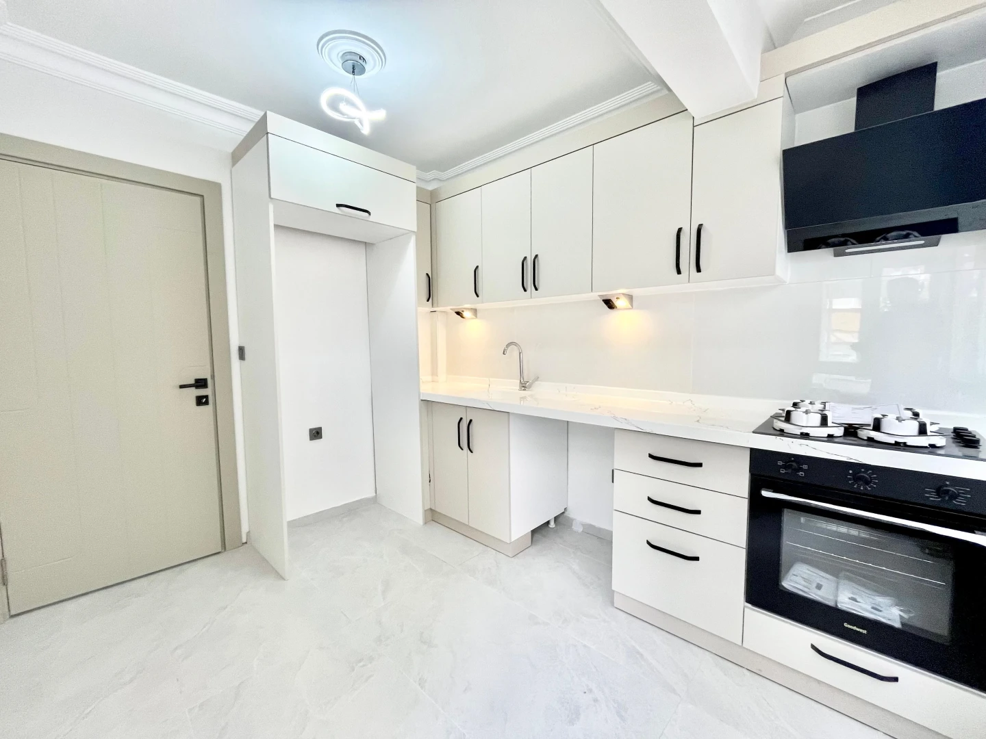 YÜKSELDEN ALTINUMDA DENİZE 50mt AYRI MUTFAKLI ÖN CEPHE 2+1 DAİRE