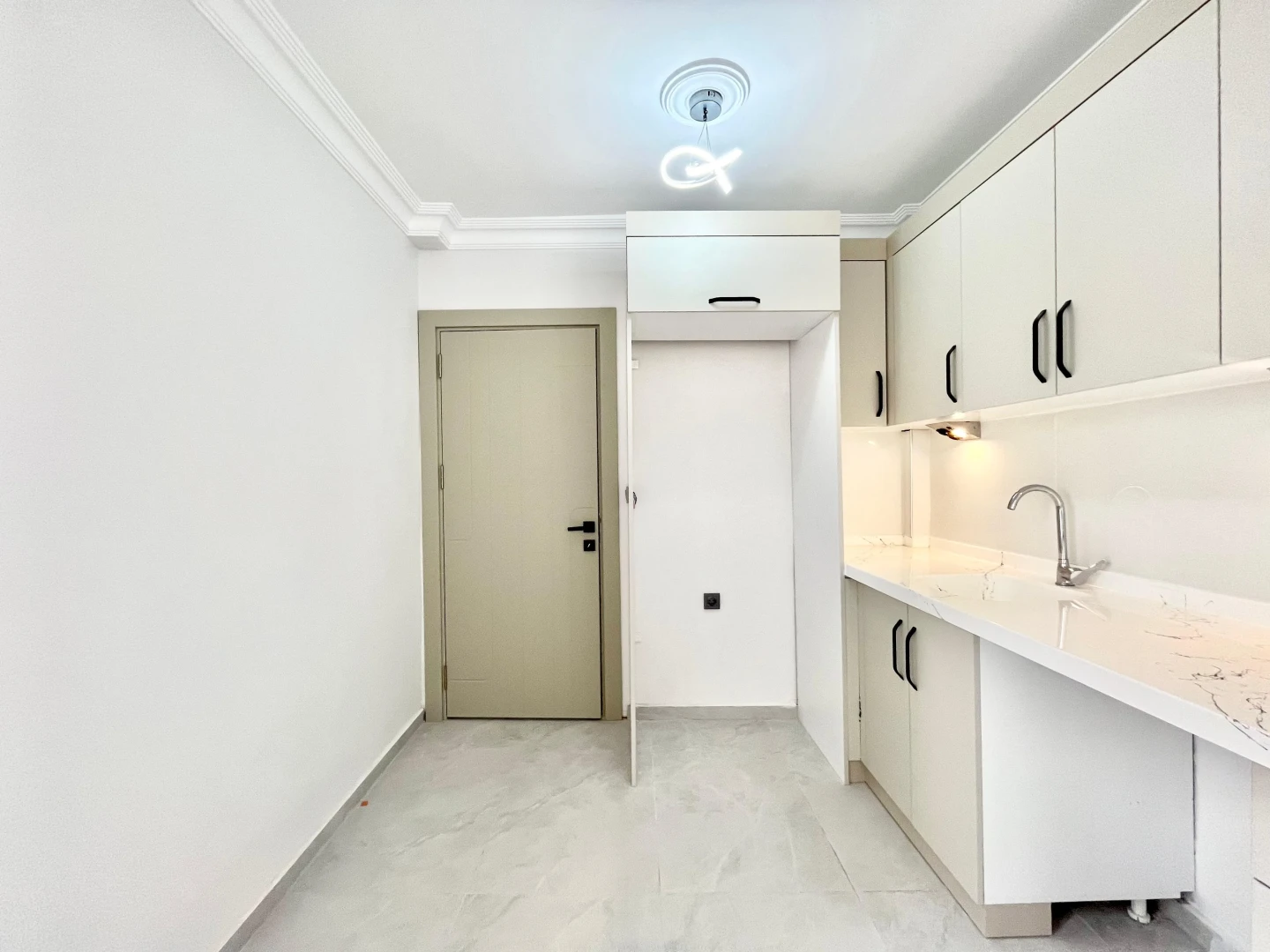 YÜKSELDEN ALTINUMDA DENİZE 50mt AYRI MUTFAKLI ÖN CEPHE 2+1 DAİRE