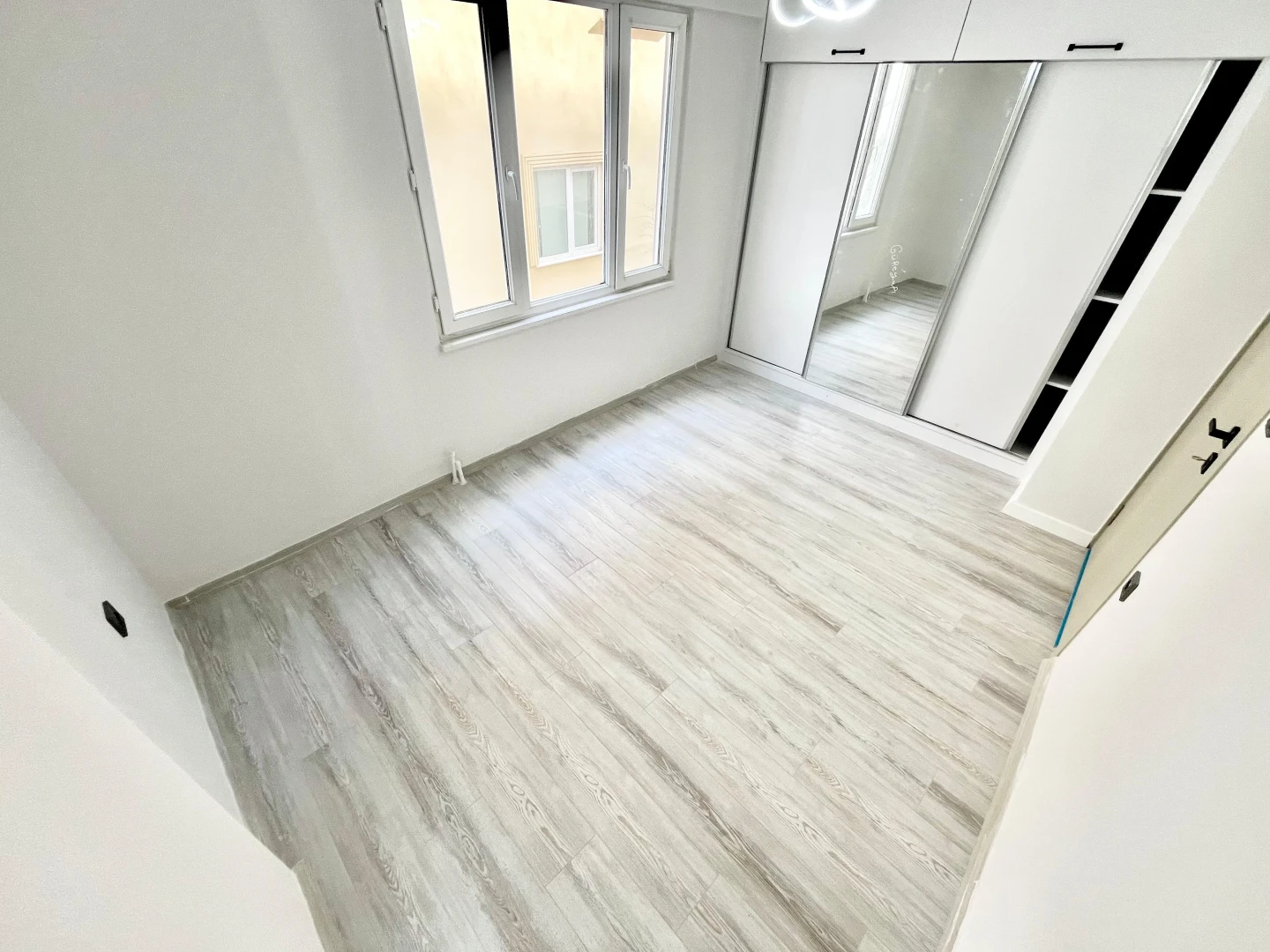YÜKSELDEN ALTINUMDA DENİZE 50mt AYRI MUTFAKLI ÖN CEPHE 2+1 DAİRE
