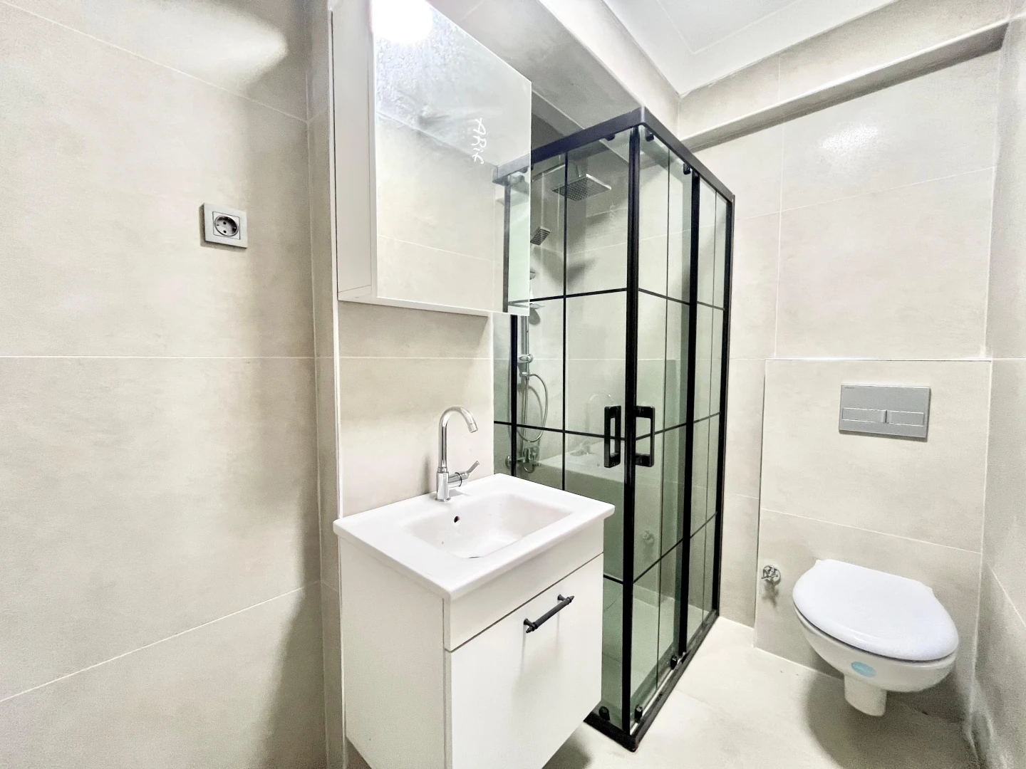 YÜKSELDEN ALTINUMDA DENİZE 50mt AYRI MUTFAKLI ÖN CEPHE 2+1 DAİRE