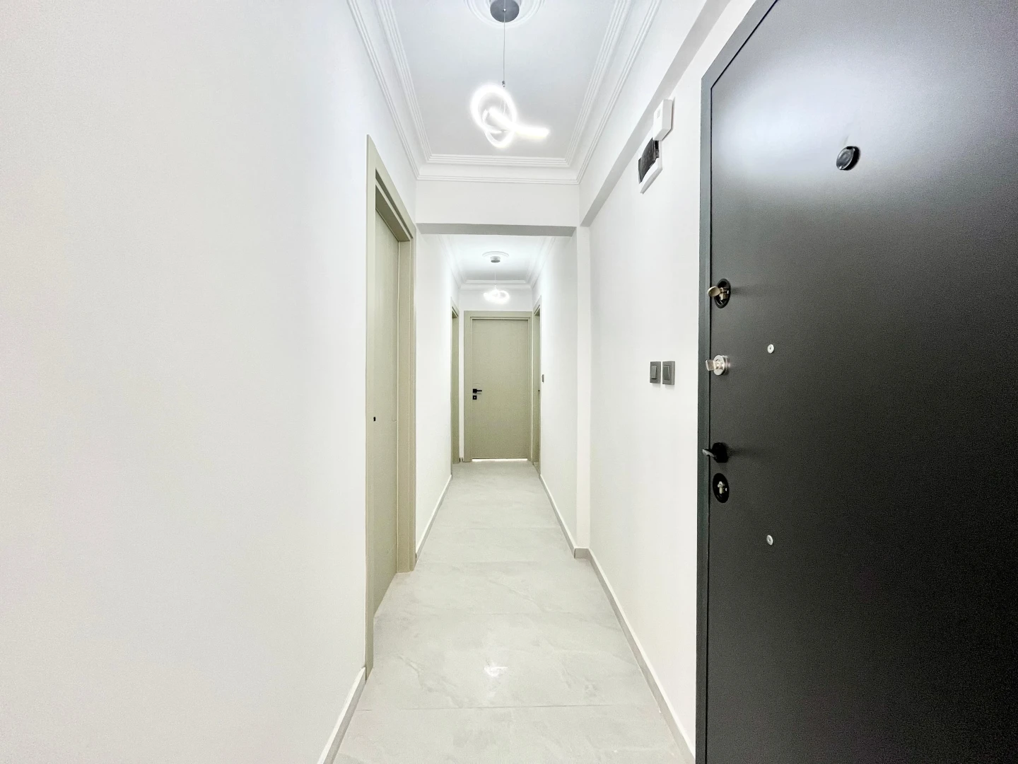 YÜKSELDEN ALTINUMDA DENİZE 50mt AYRI MUTFAKLI ÖN CEPHE 2+1 DAİRE