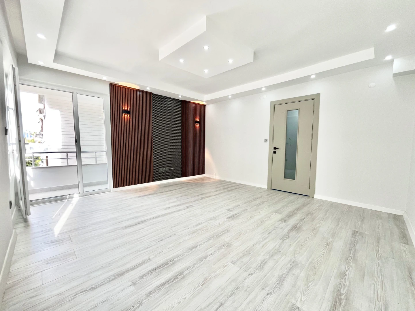 YÜKSELDEN ALTINUMDA DENİZE 50mt AYRI MUTFAKLI ÖN CEPHE 2+1 DAİRE