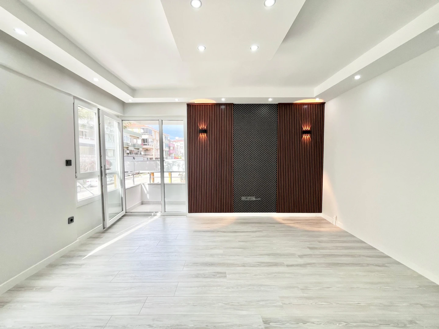 YÜKSELDEN ALTINUMDA DENİZE 50mt AYRI MUTFAKLI ÖN CEPHE 2+1 DAİRE