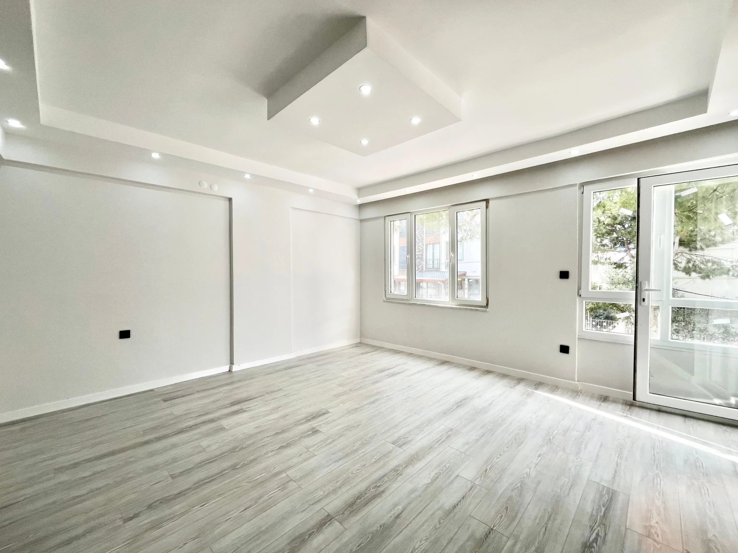 YÜKSELDEN ALTINUMDA DENİZE 50mt AYRI MUTFAKLI ÖN CEPHE 2+1 DAİRE