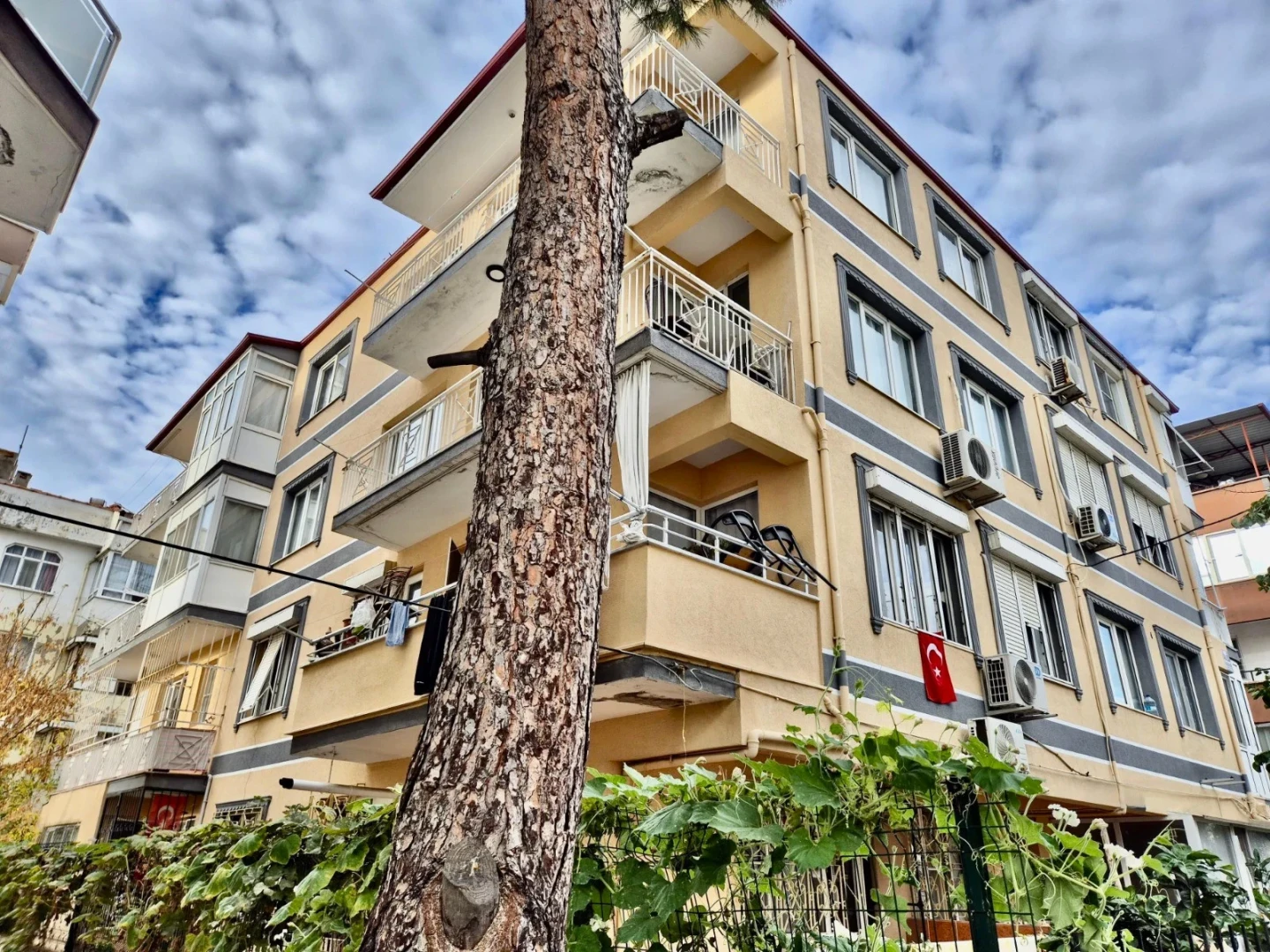 YÜKSEL'DEN AKÇAY MERKEZ'DE FULL BAKIMLI DENİZE 300mt 2+1 DAİRE