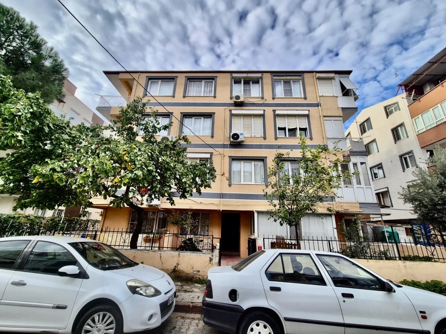 YÜKSEL'DEN AKÇAY MERKEZ'DE FULL BAKIMLI DENİZE 300mt 2+1 DAİRE