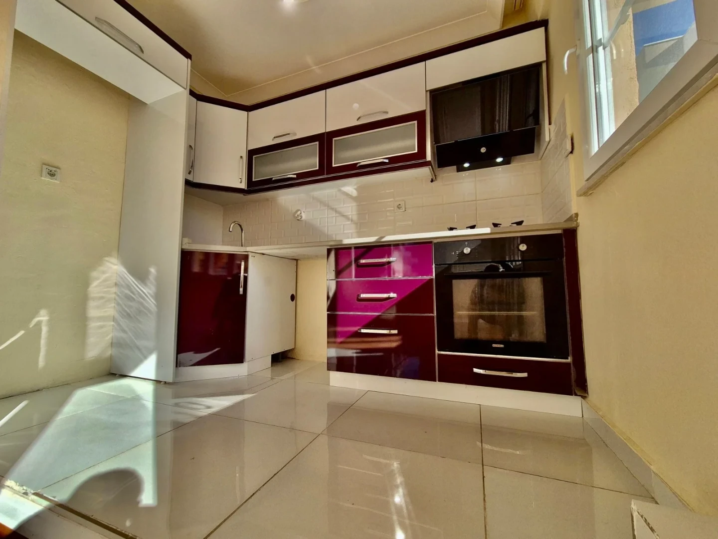 YÜKSEL'DEN AKÇAY MERKEZ'DE FULL BAKIMLI DENİZE 300mt 2+1 DAİRE