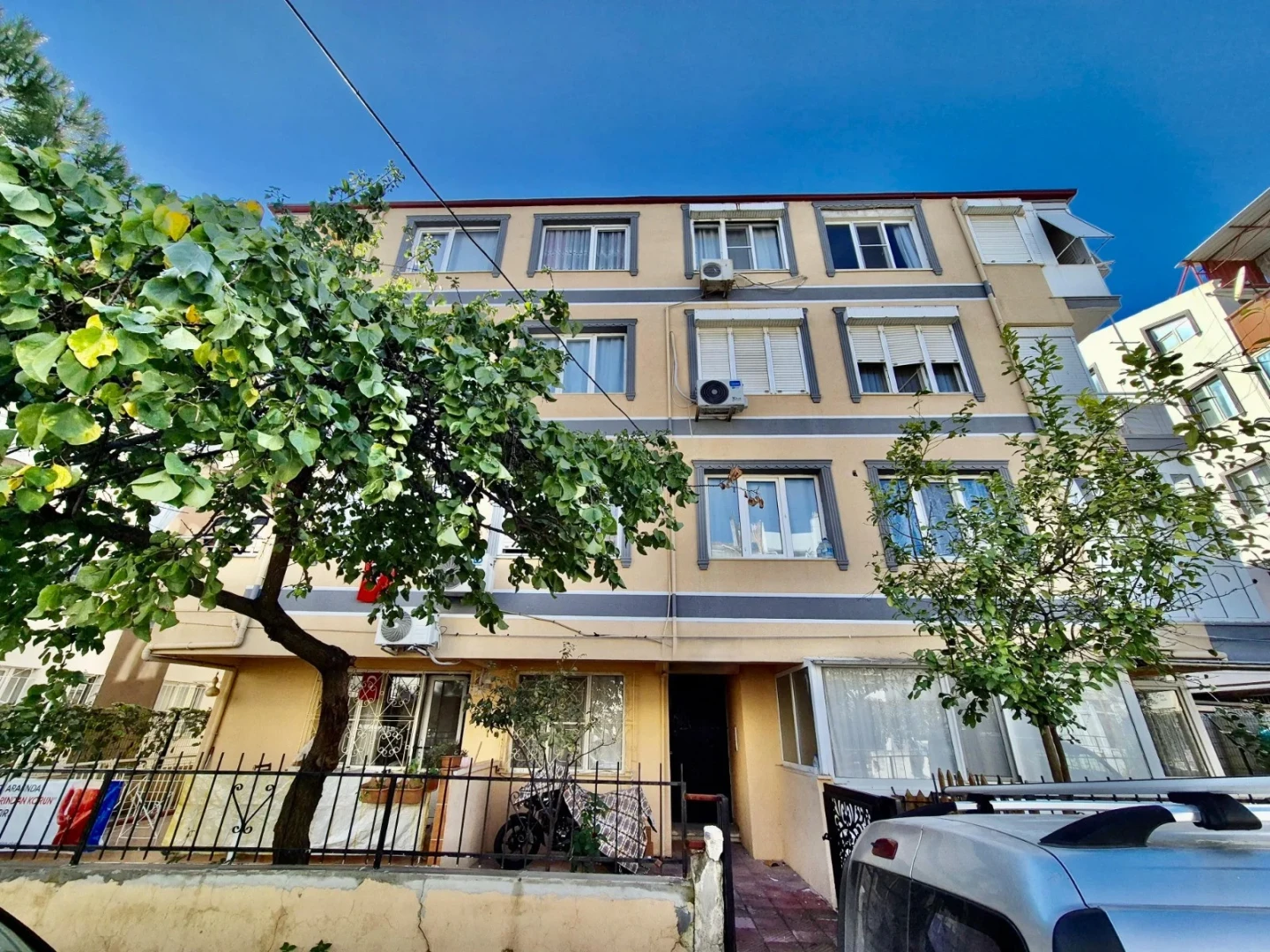 YÜKSEL'DEN AKÇAY MERKEZ'DE FULL BAKIMLI DENİZE 300mt 2+1 DAİRE
