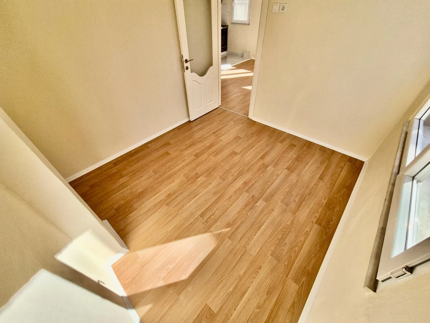 YÜKSEL'DEN AKÇAY MERKEZ'DE FULL BAKIMLI DENİZE 300mt 2+1 DAİRE