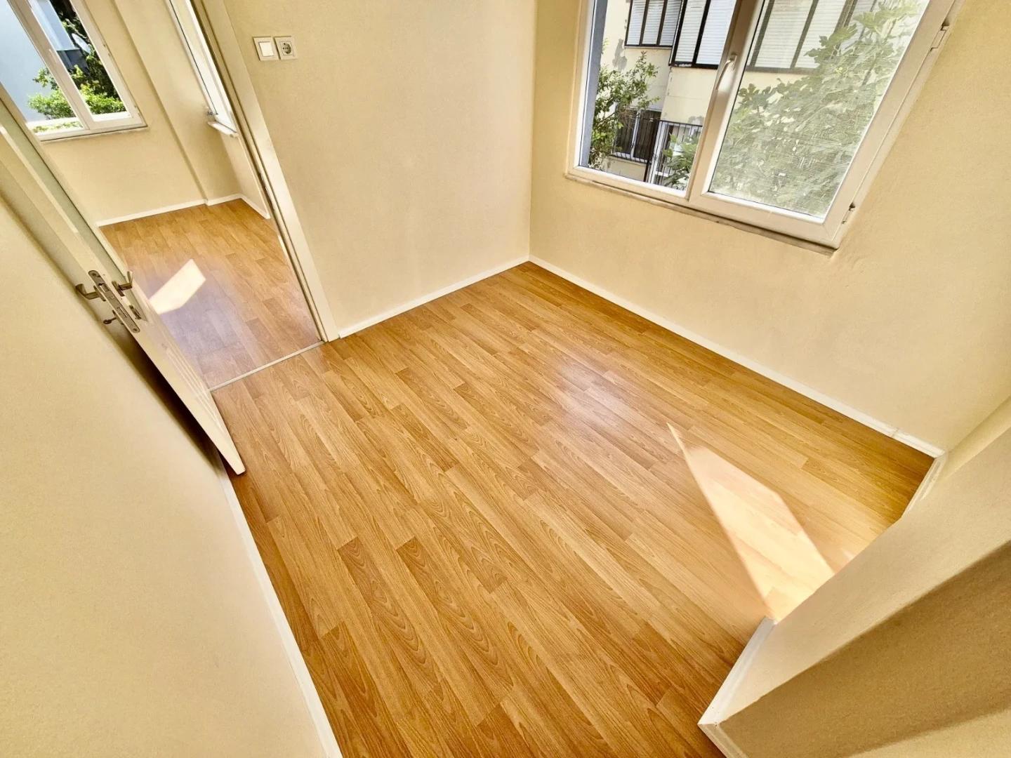 YÜKSEL'DEN AKÇAY MERKEZ'DE FULL BAKIMLI DENİZE 300mt 2+1 DAİRE