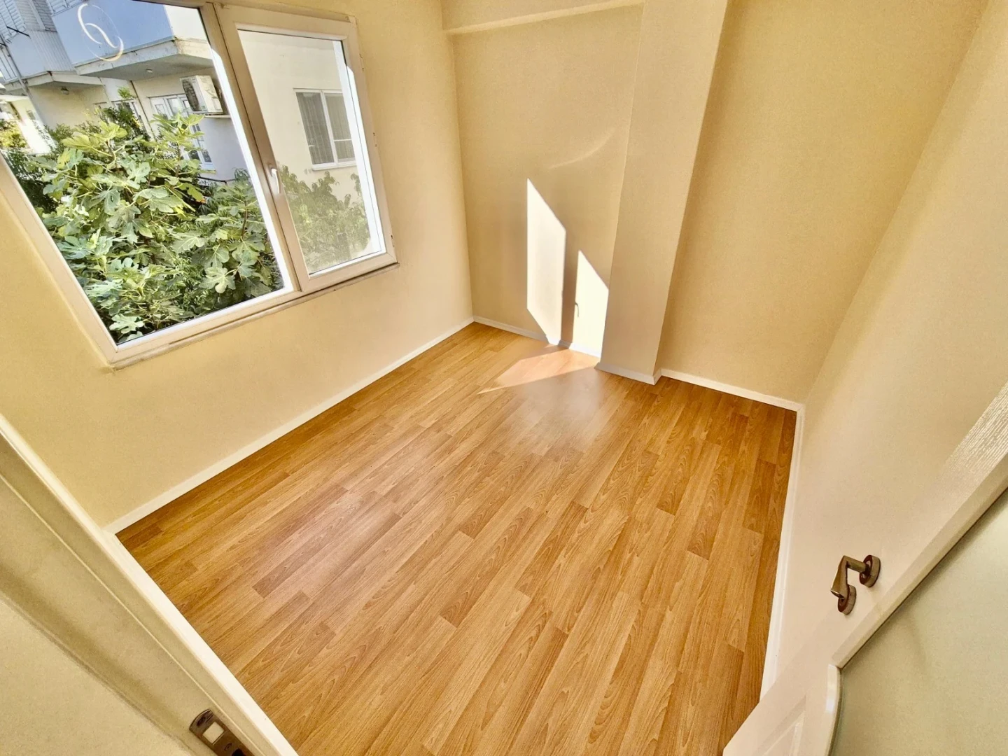YÜKSEL'DEN AKÇAY MERKEZ'DE FULL BAKIMLI DENİZE 300mt 2+1 DAİRE