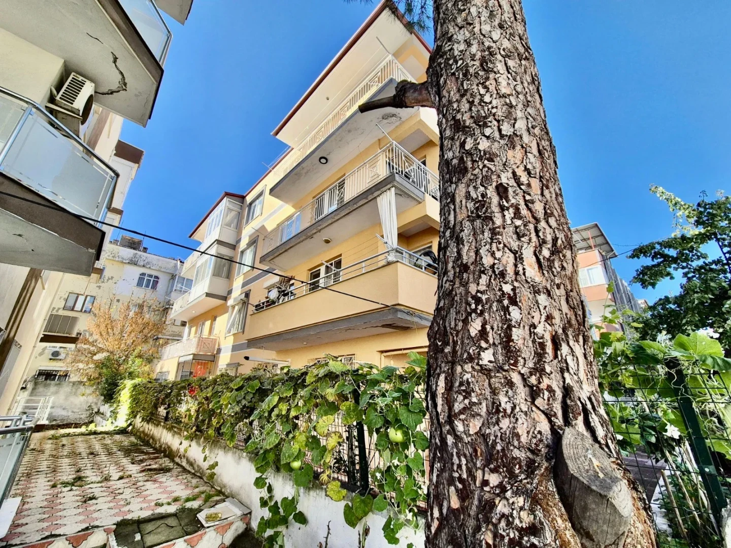 YÜKSEL'DEN AKÇAY MERKEZ'DE FULL BAKIMLI DENİZE 300mt 2+1 DAİRE