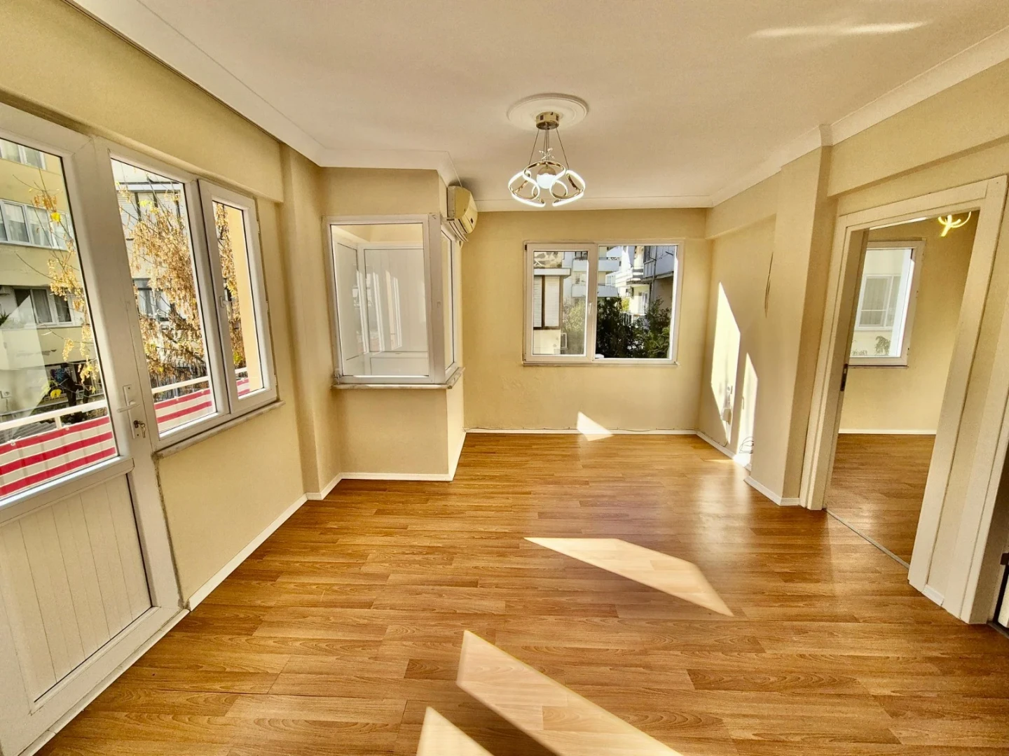 YÜKSEL'DEN AKÇAY MERKEZ'DE FULL BAKIMLI DENİZE 300mt 2+1 DAİRE