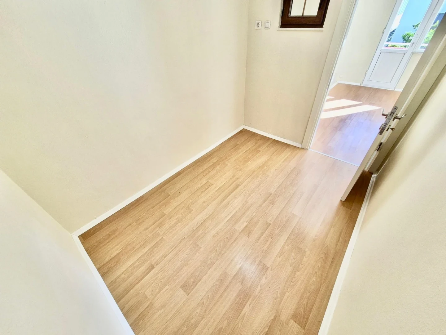 YÜKSEL'DEN AKÇAY MERKEZ'DE FULL BAKIMLI DENİZE 300mt 2+1 DAİRE