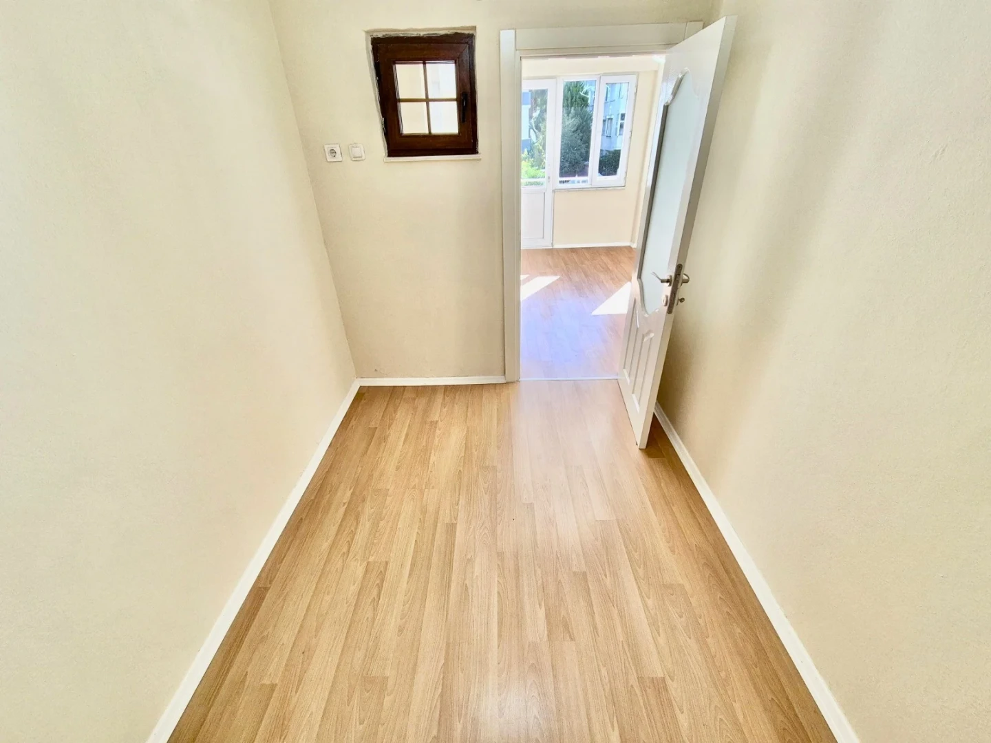 YÜKSEL'DEN AKÇAY MERKEZ'DE FULL BAKIMLI DENİZE 300mt 2+1 DAİRE