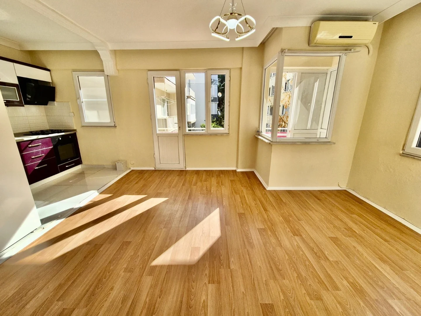 YÜKSEL'DEN AKÇAY MERKEZ'DE FULL BAKIMLI DENİZE 300mt 2+1 DAİRE