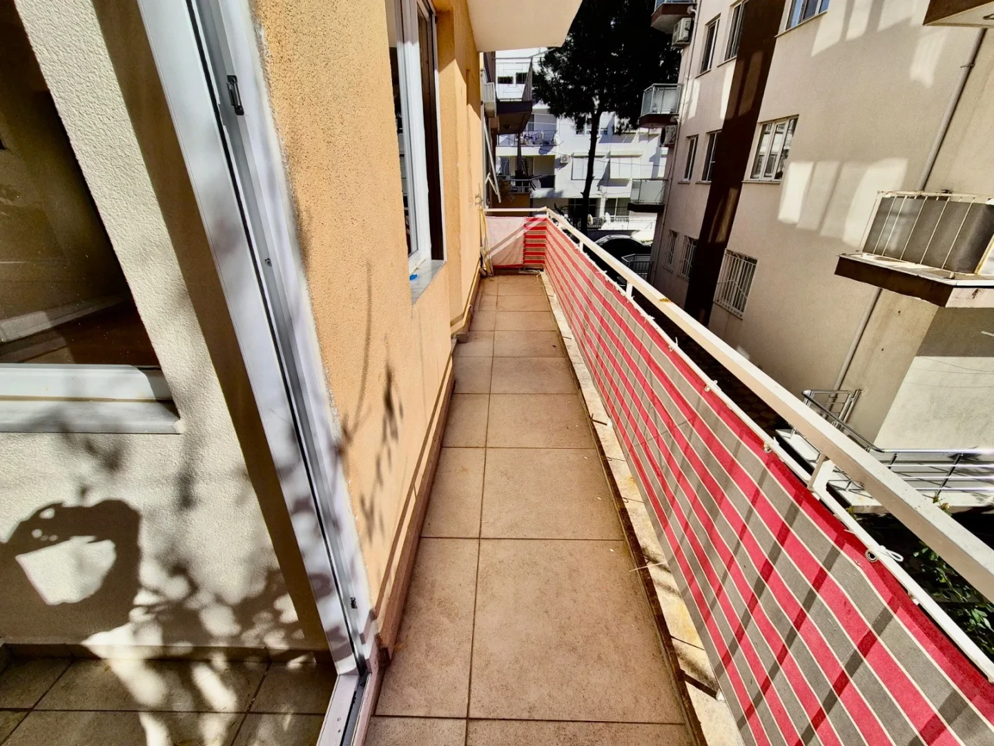 YÜKSEL'DEN AKÇAY MERKEZ'DE FULL BAKIMLI DENİZE 300mt 2+1 DAİRE