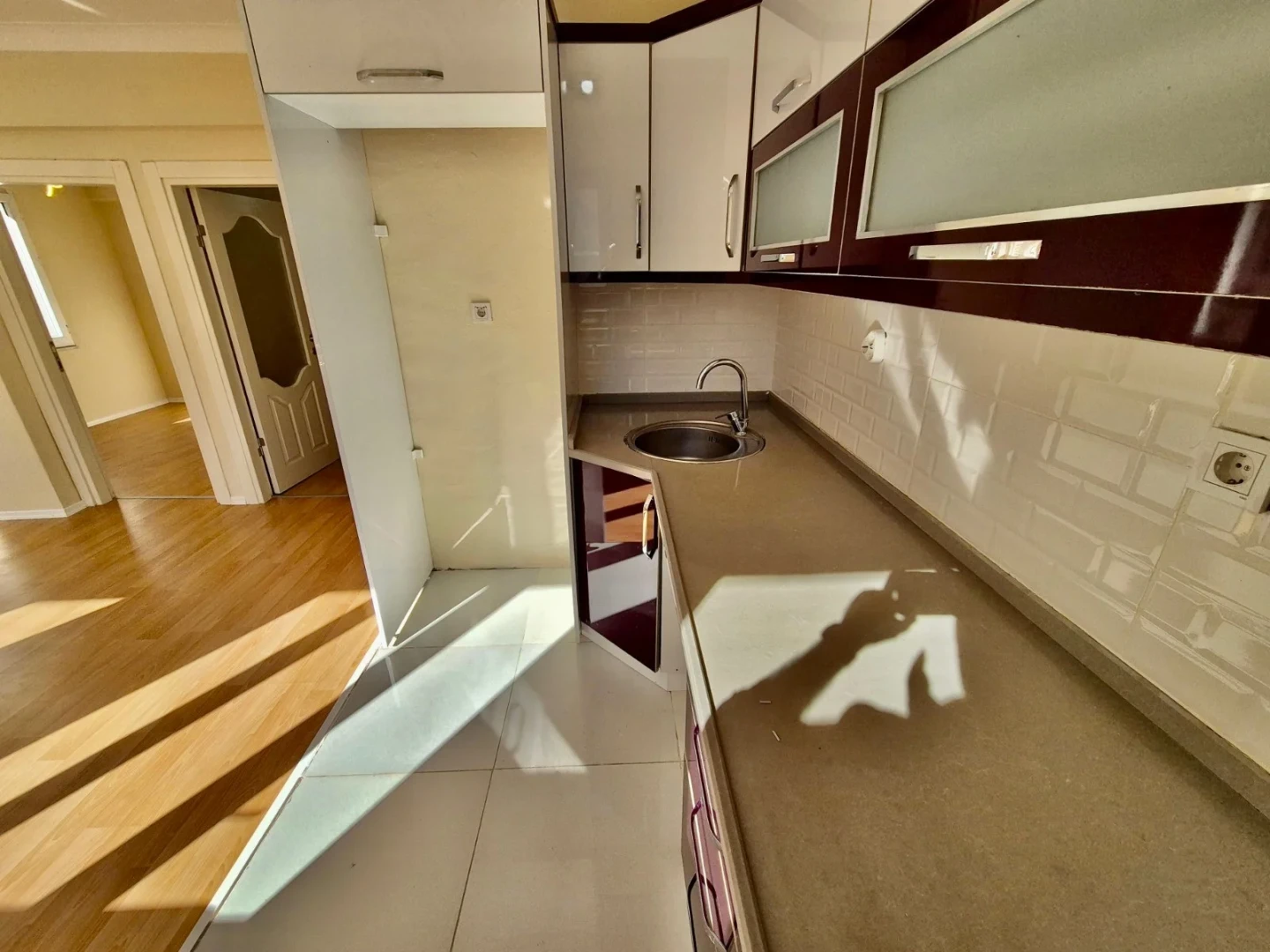 YÜKSEL'DEN AKÇAY MERKEZ'DE FULL BAKIMLI DENİZE 300mt 2+1 DAİRE