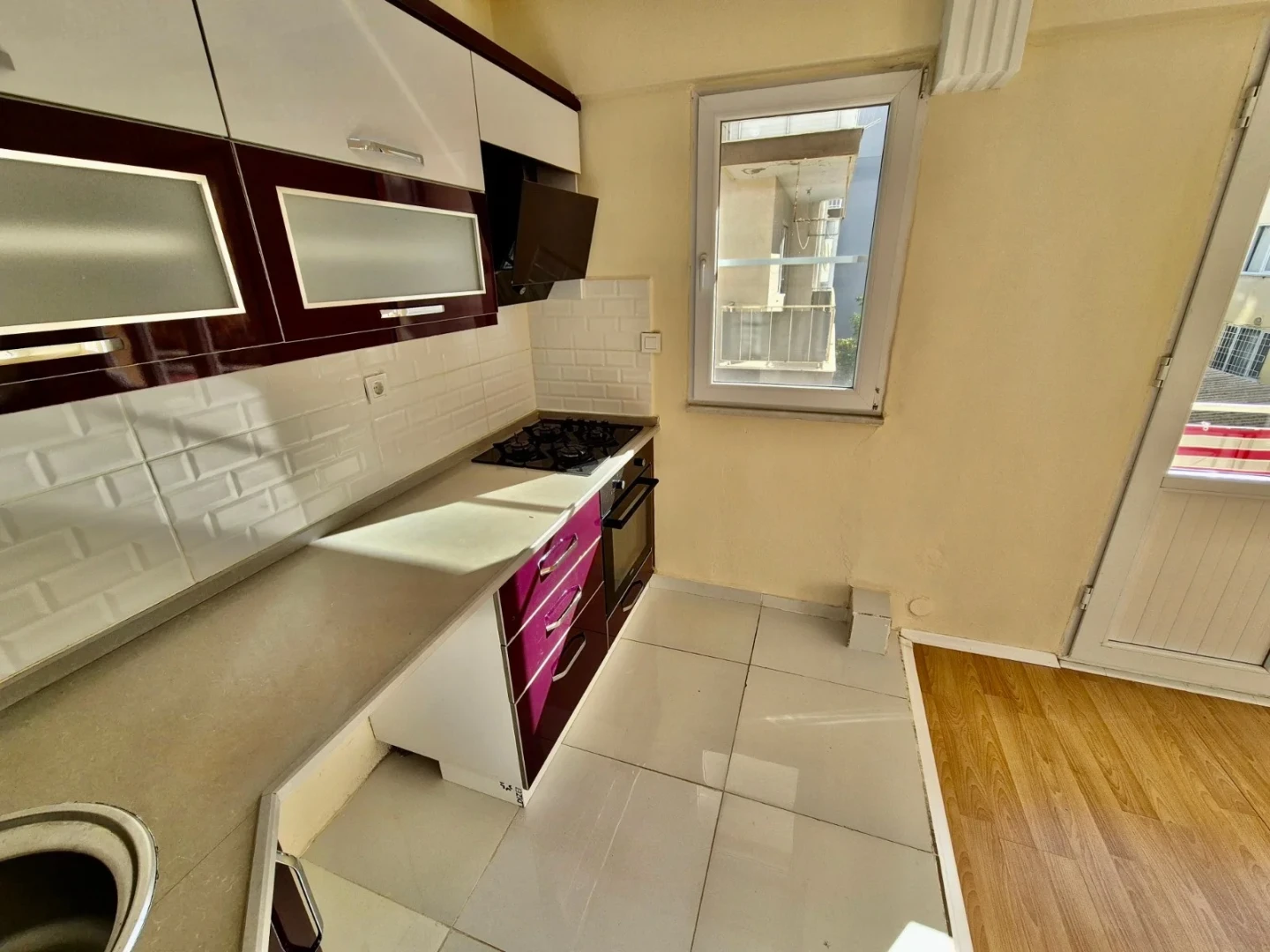 YÜKSEL'DEN AKÇAY MERKEZ'DE FULL BAKIMLI DENİZE 300mt 2+1 DAİRE