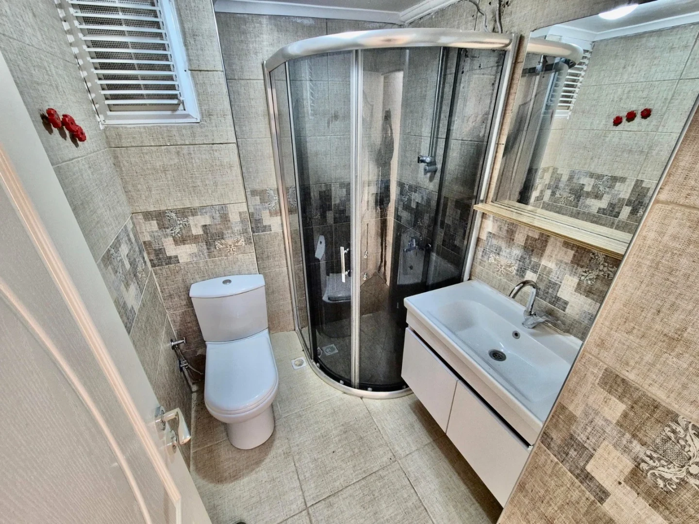YÜKSEL'DEN AKÇAY MERKEZ'DE FULL BAKIMLI DENİZE 300mt 2+1 DAİRE
