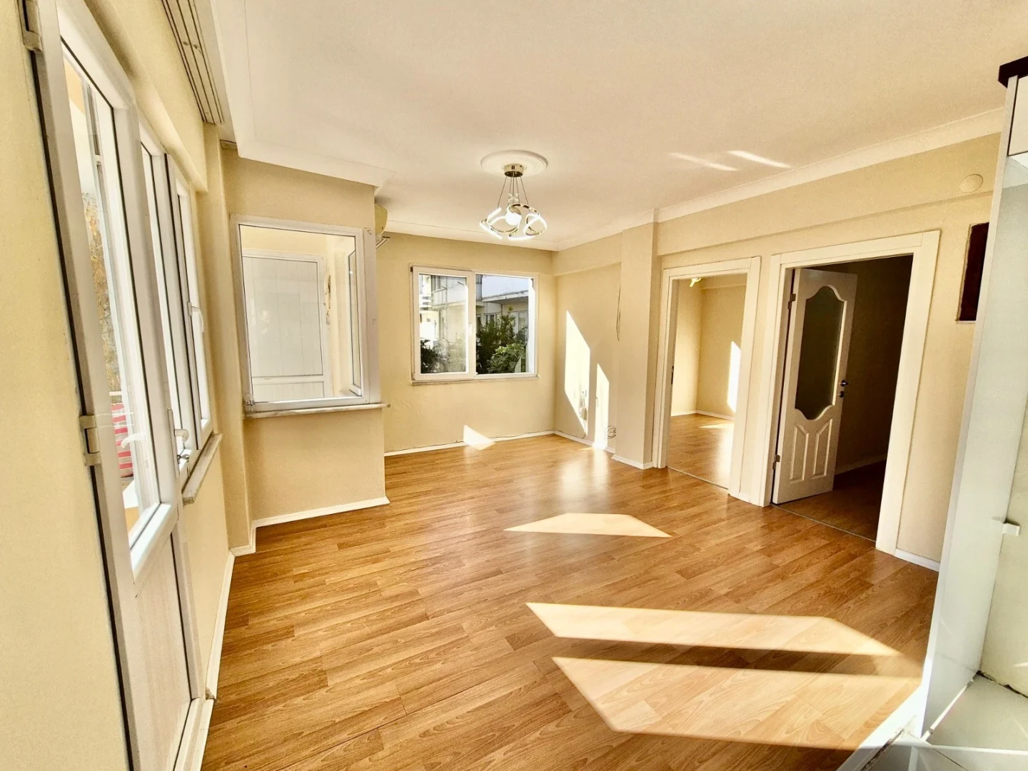 YÜKSEL'DEN AKÇAY MERKEZ'DE FULL BAKIMLI DENİZE 300mt 2+1 DAİRE