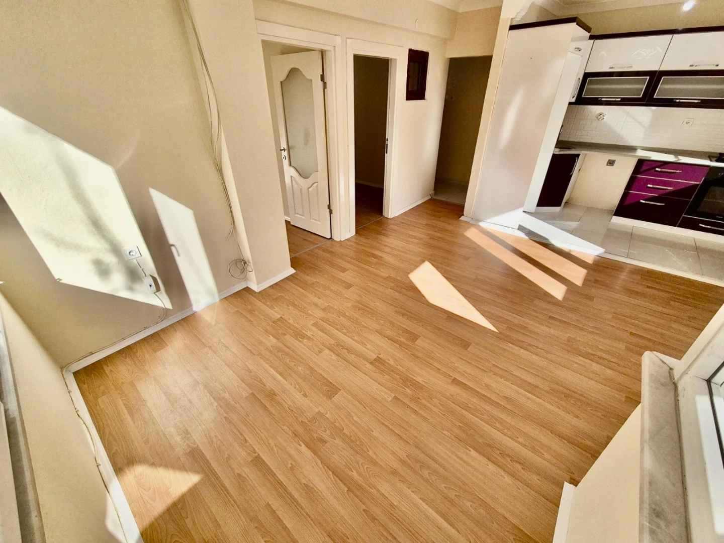 YÜKSEL'DEN AKÇAY MERKEZ'DE FULL BAKIMLI DENİZE 300mt 2+1 DAİRE