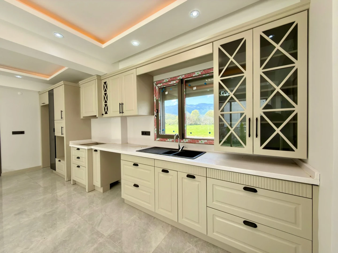 YÜKSELDEN AKÇAYDA 600 M2 TAM BAĞIMSIZ ARSA HAVUZLU 3+1 VİLLA